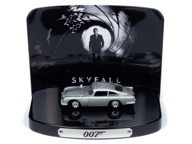 Round 2 Aston Martin DB5 Skyfall diorama 1-64 001