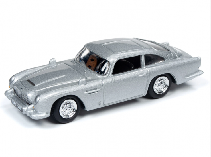 Round 2 Aston Martin DB5 Skyfall diorama 1-64 002