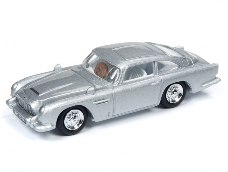 Round 2 Aston Martin DB5 Skyfall diorama 1-64 003