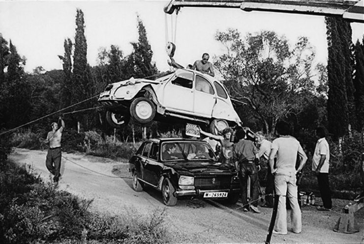 Voorbereidingen van de stunt met de 2CV.