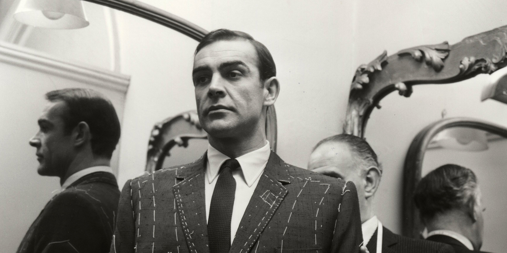 Sean Connery bij kledingmaker Anthony Sinclair.