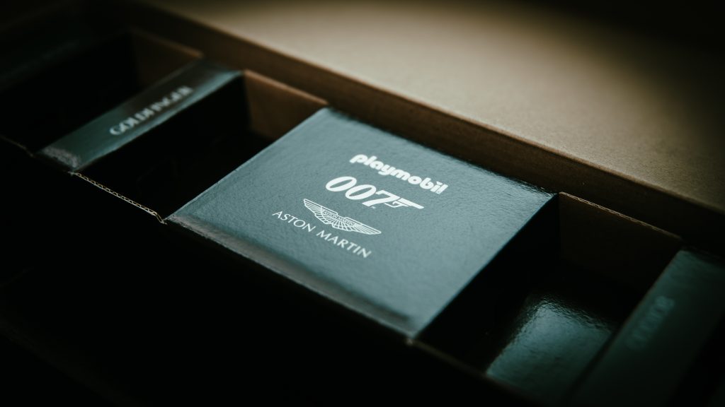 De stijlvolle doos van de Playmobil Aston Martin DB5: een samenwerking tussen het Duitse speelgoedbedrijf, Aston Martin en EON Productions.