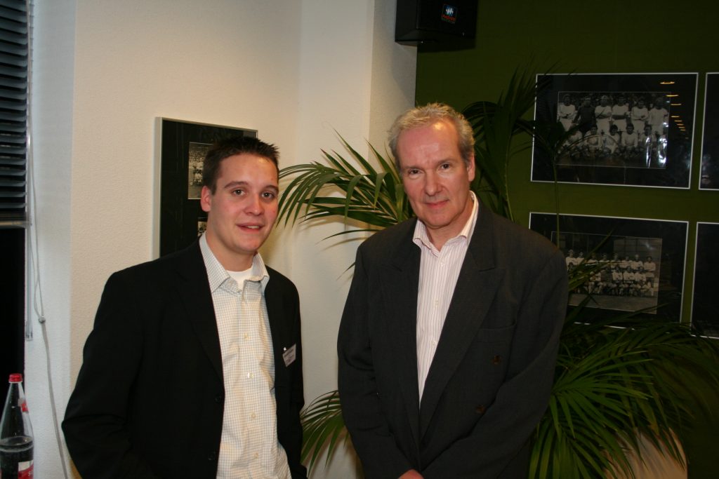 Oprichter van James Bond Nederland, Merlijn Kuiper, samen met acteur Thomas Wheatley