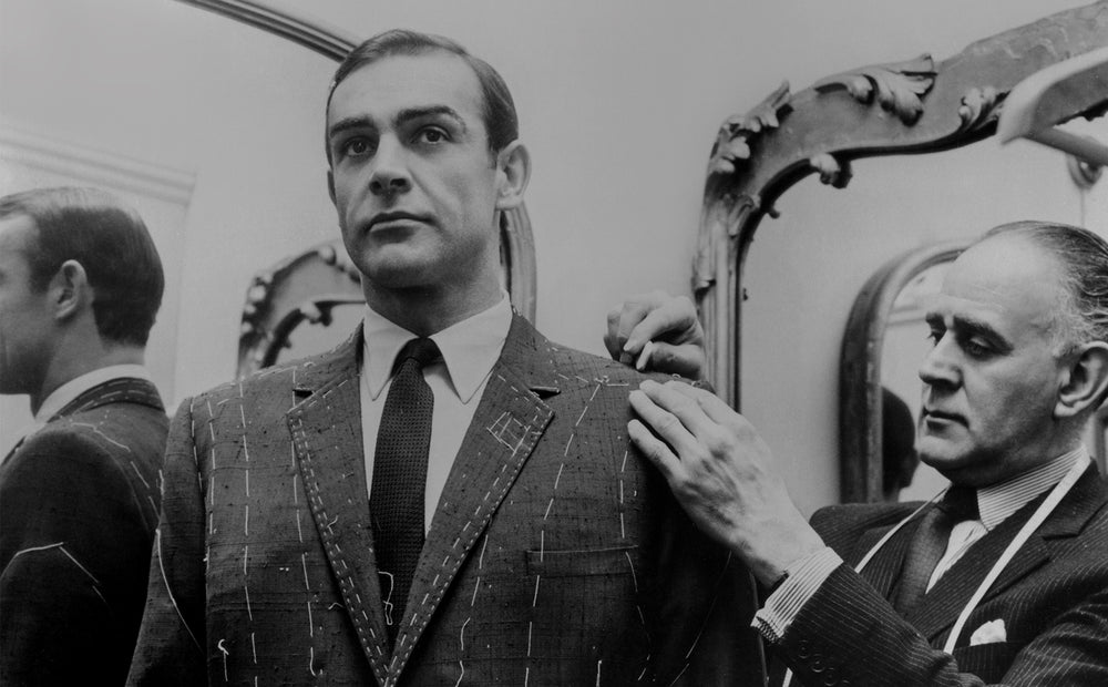Sean Connery voor het eerst bij kledingmaker Anthony Sinclai in London.